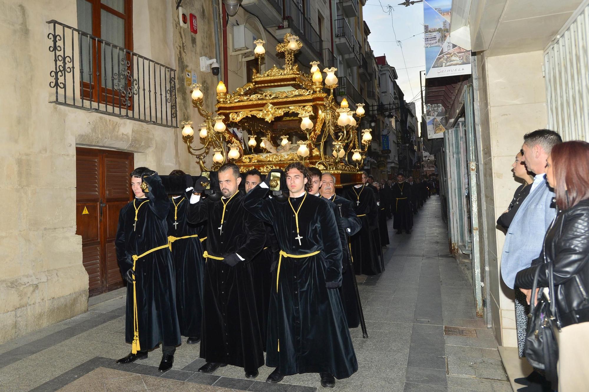 Procesion del Santo Entierro en Orihuela con el Caballero cubierto y La Diablesa