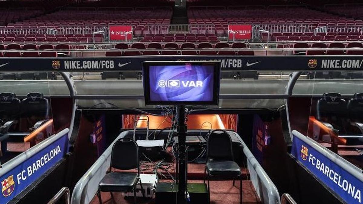 Monitor del VAR en el Camp Nou. 