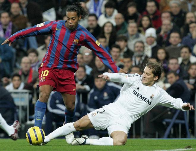 0-3 (19-11-2005) La gran noche de Ronaldinho en la que salió ovacionado del estadio blanco
