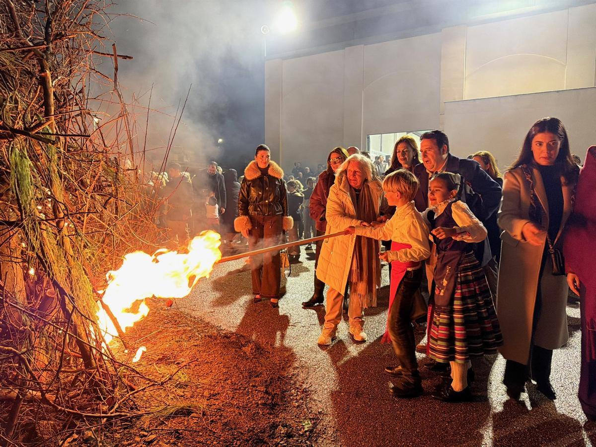 Encendido de la candela oficial con el grupo Tierra de Barros y Manuel Sánchez, de la peña Luis Reina.