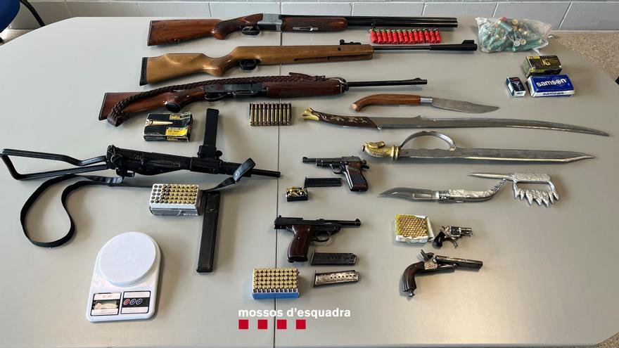 Els Mossos d&#039;Esquadra detenen una parella que tenia un dipòsit d&#039;armes i de munició en una plantació de marihuana en una finca de Vilafant