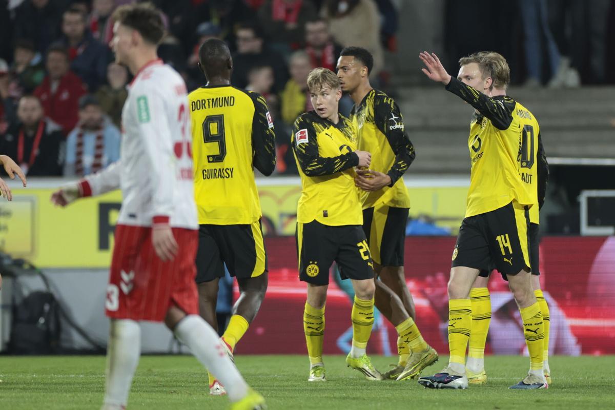 Maximilian Beier, del Borussia Dortmund, celebra su gol ante el Colonia