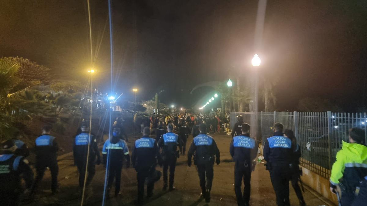 Efectivos de la Policía local desplegados la pasada medianoche en los estacionamientos del Parque Marítimo