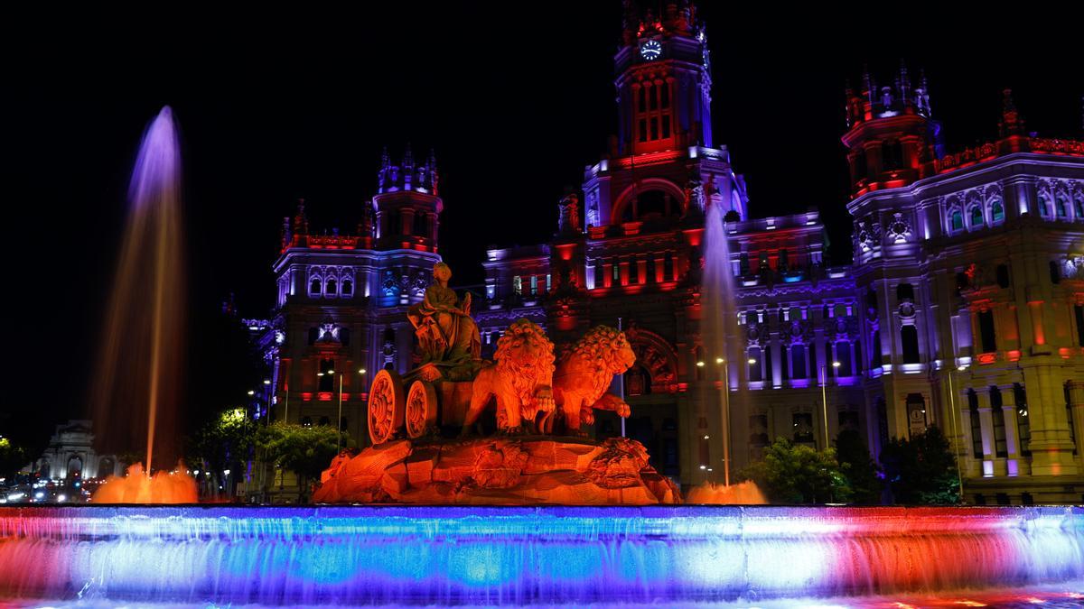 Madrid ilumina la Cibeles con los colores de la bandera del Reino Unido