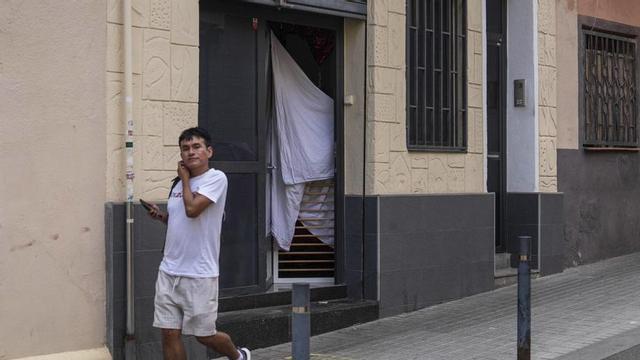 L’entrada d’un local convertit en habitatge a l’Hospitalet de Llobregat. | ZOWY VOETEN