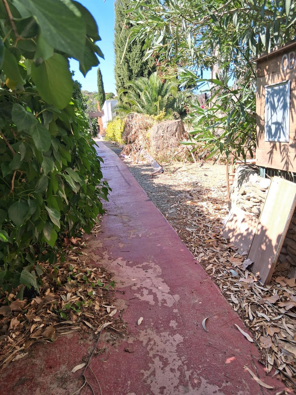 La porta del Brascó es troba sovint oberta. Hi ha persones que utilitzen les instal·lacions.