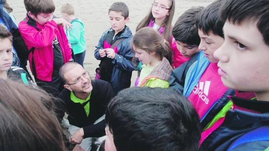 Fran Baena, en el centro, con alumnos del Centro Rural Agrupado de Castrillón e Illas.