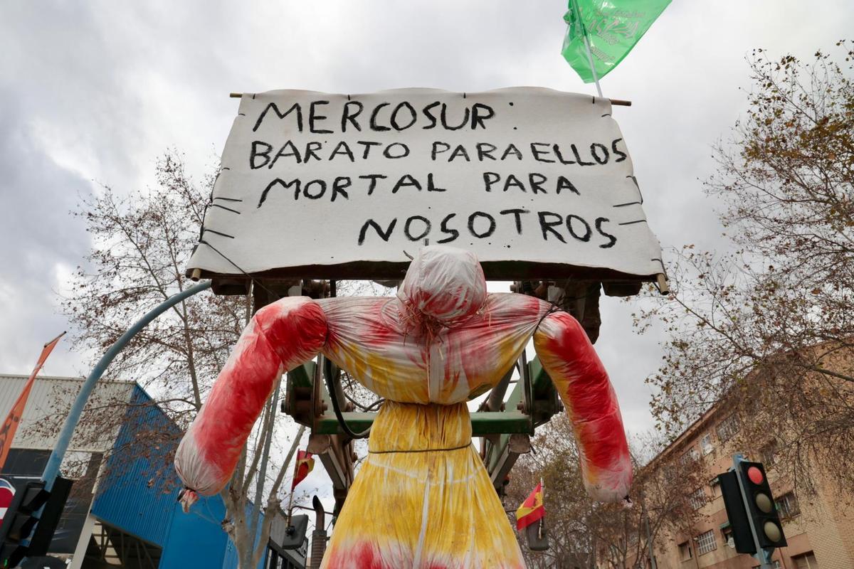 La tractorada bloquea el centro de Alicante: el campo asalta la capital
