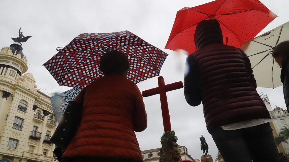 La lluvia va y viene en las cruces de Córdoba.