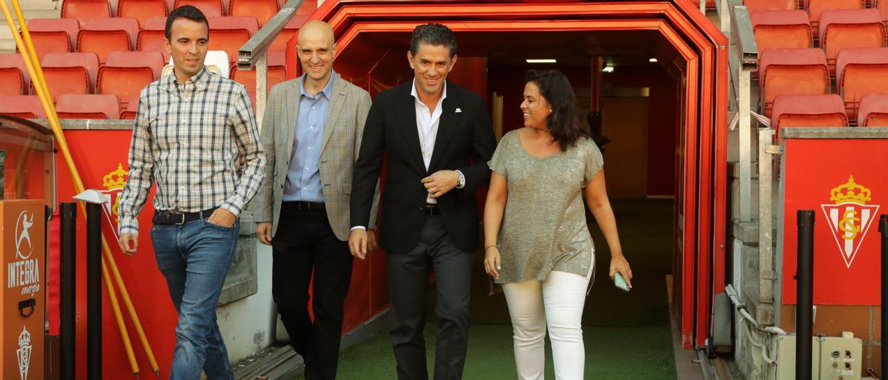 Alejandro Irarragorri, en el centro, durante su visita esta tarde a El Molinón.