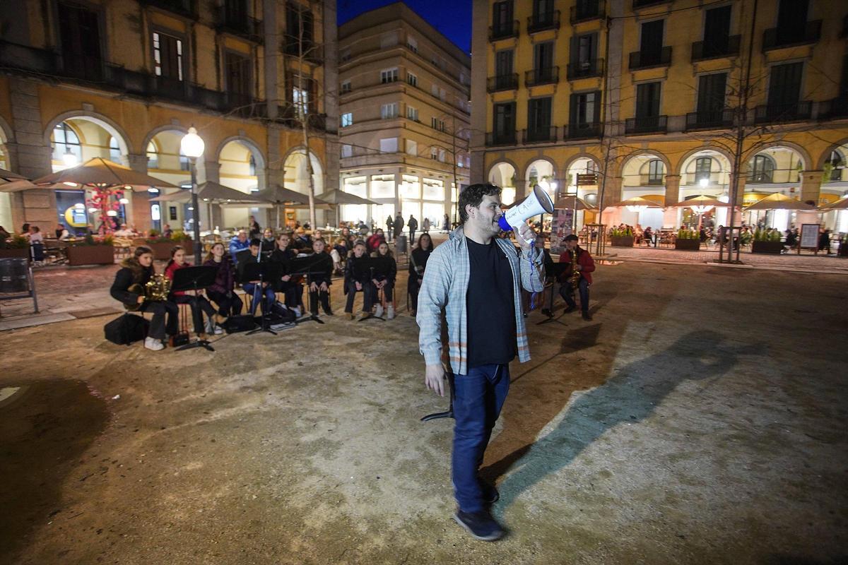 Les fotos de l'espectacle multisensorial "Cage Reload" a la plaça Independència de Girona