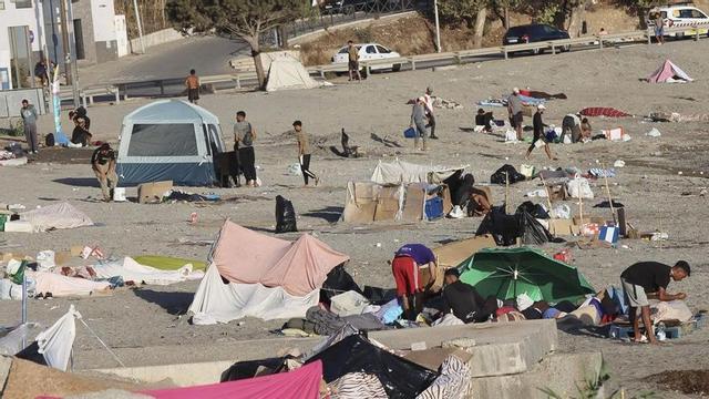 Diversos migrants romanen aquest dilluns acampats a la platja d’El Trampolín de Ceuta.