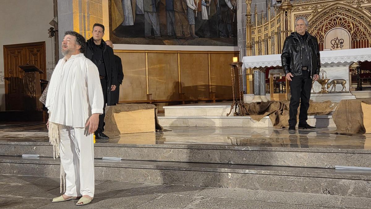 Escena de la representación de la Passió en la iglesia arciprestal, con una puesta en escena sobria y gran carga interpretativa.