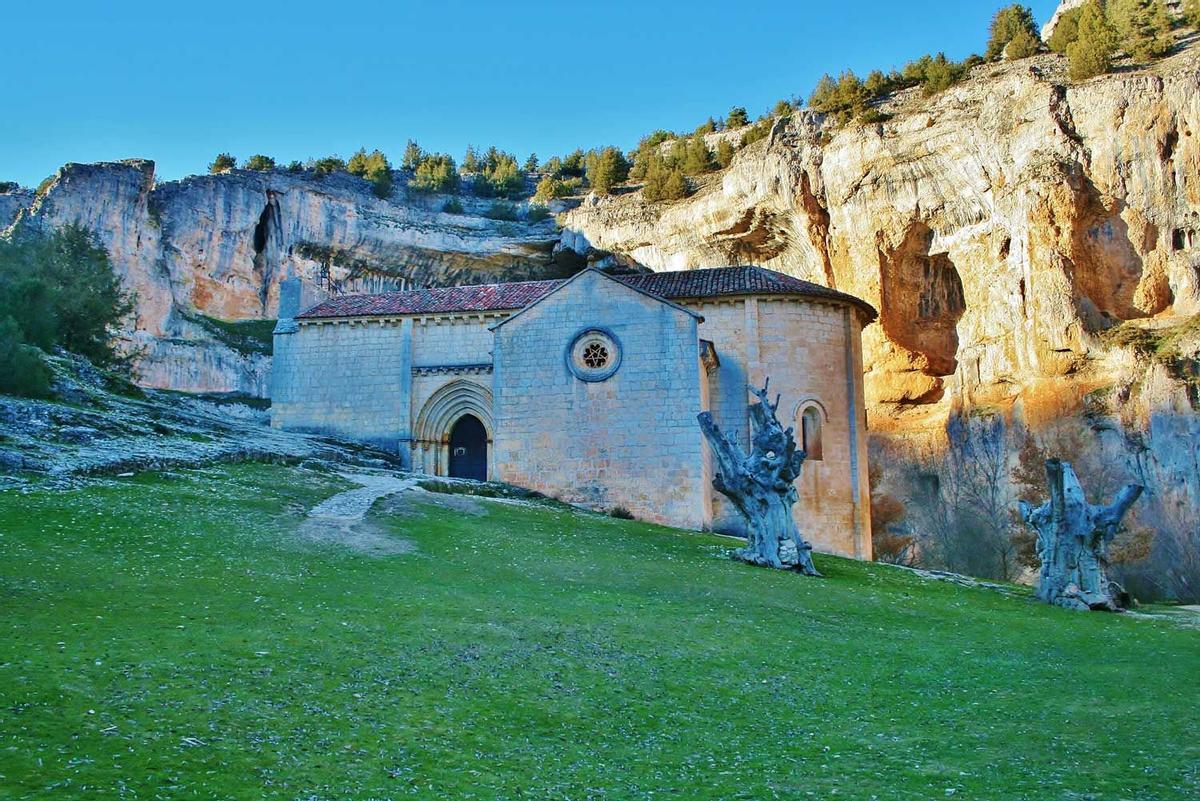 Ermita de San Bartolomé y la Cueva Grande