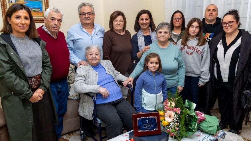 La betanceira Amable Varela sopla las velas de sus cien años | LOC