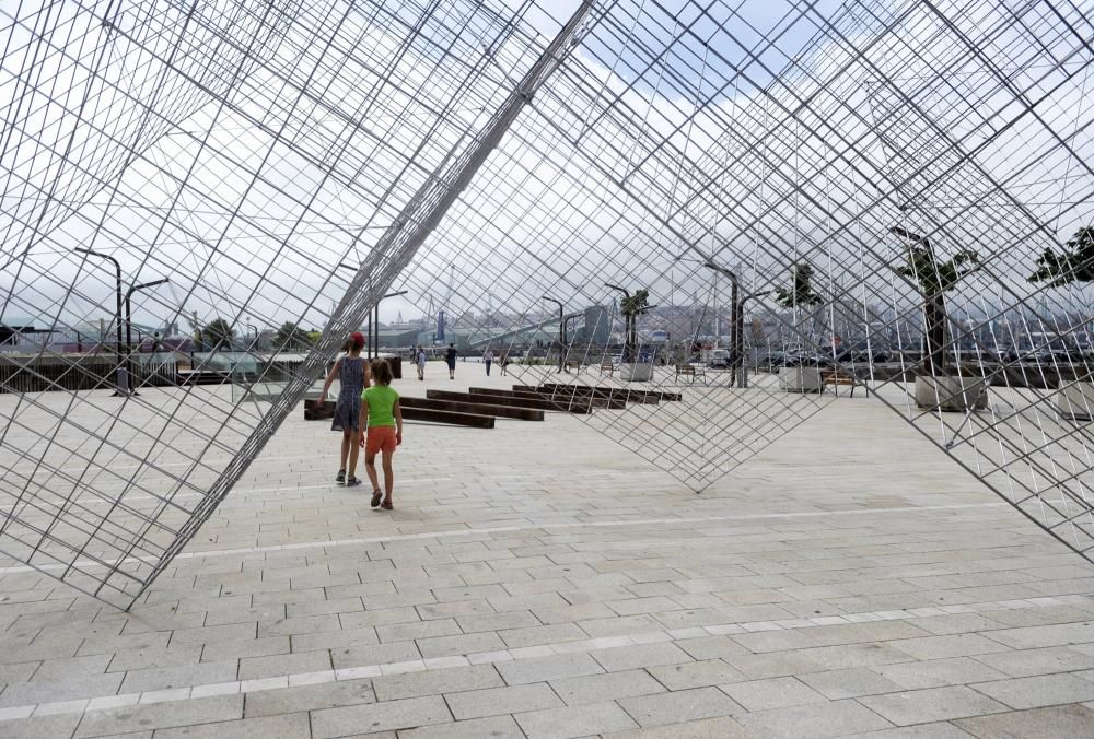 La exposición 'Ao carón do mar' reúne obras de cinco escultores en la dársena de La Marina