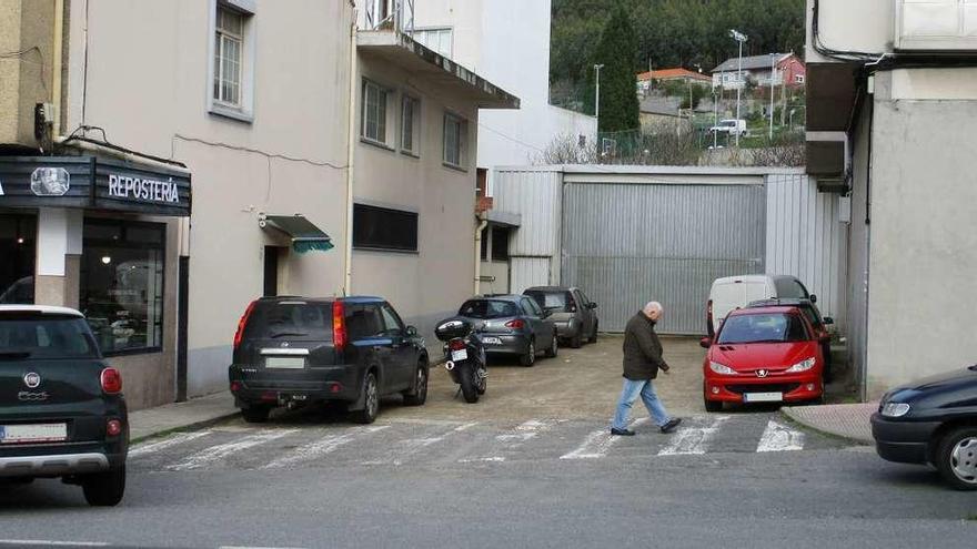 Coches aparcados en el callejón que hay entre los números 75 y 77 de la avenida Platas Varela, en Vilarrodís.