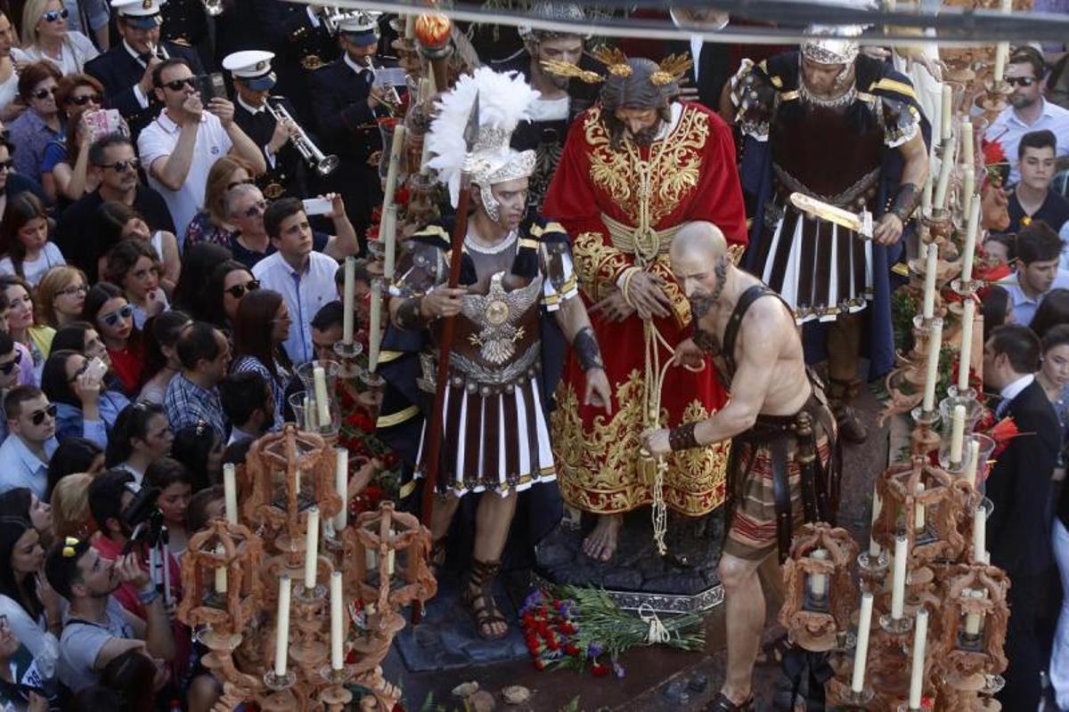 La noche culmina un Martes Santo primaveral e histórico