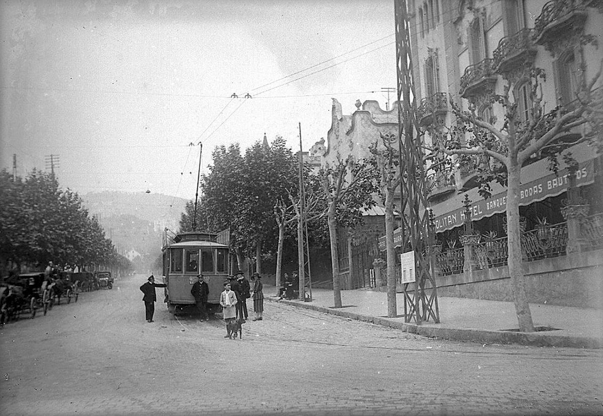 El Tramvia Blau (la denominación es de los años 40), a principios del siglo XX, con el Hotel Metropolitan a la derecha (edificio de la Rotonda)