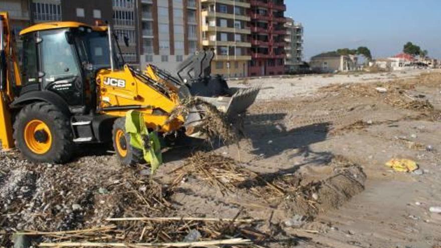 La CHJ y el consistorio limpian el río y la playa tras el temporal