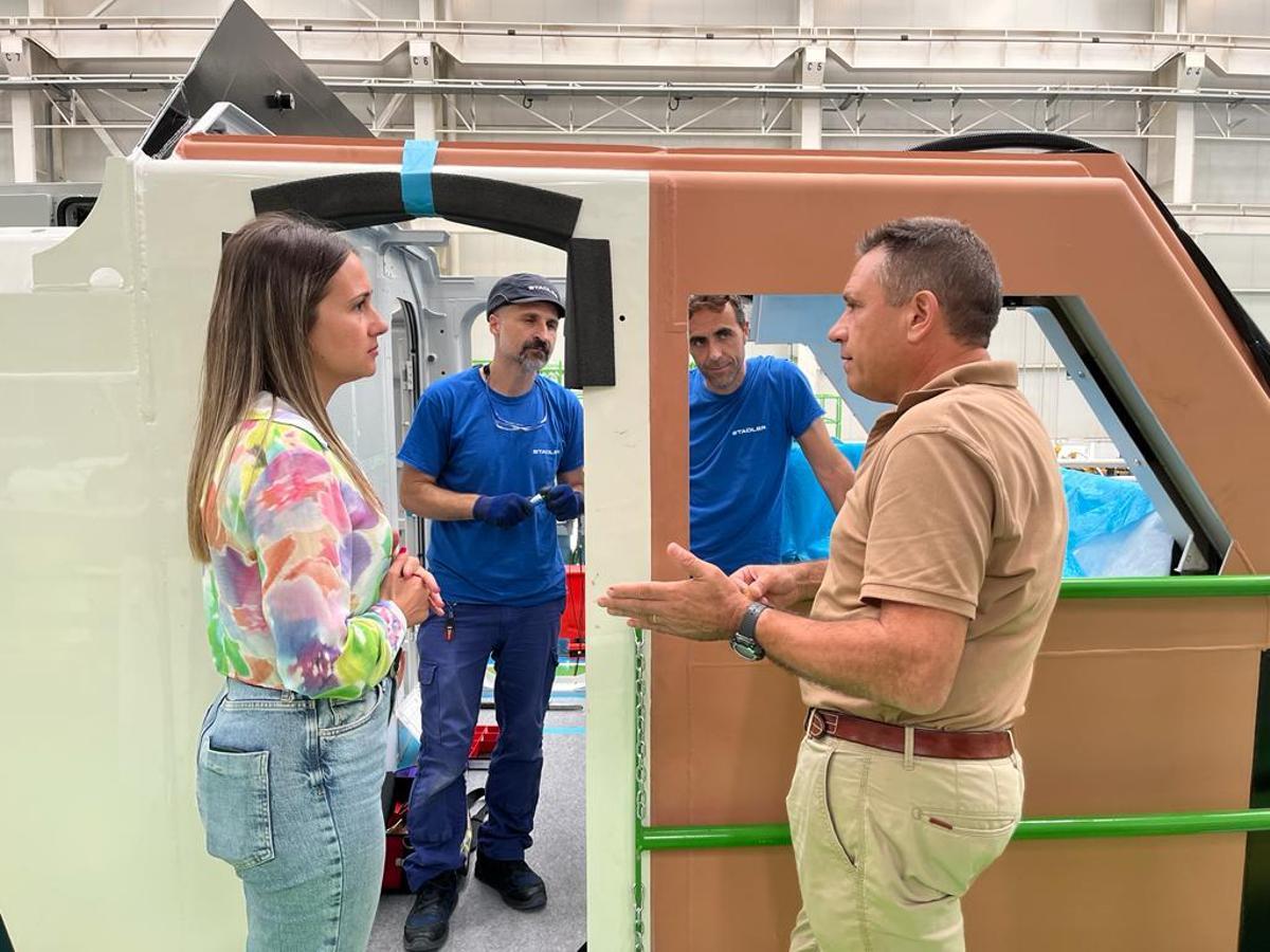 La alcaldesa, Tania Baños, visitó este martes las instalaciones de la empresa que inició su producción este verano.