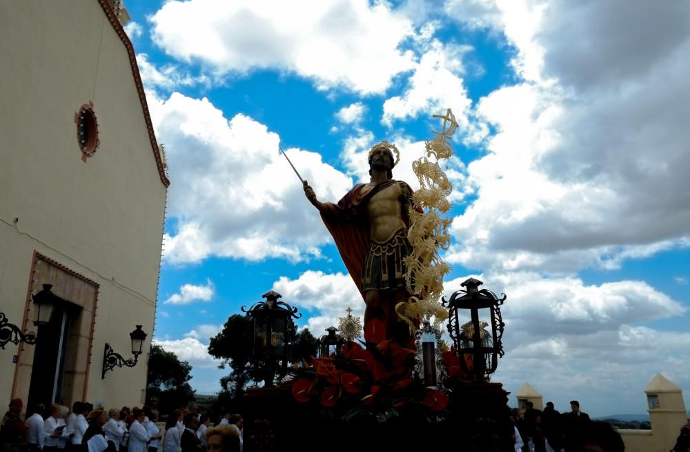 Las diez comparsas acompañan al santo en su tradicional bajada ante miles de vecinos que aguardan con emoción su paso