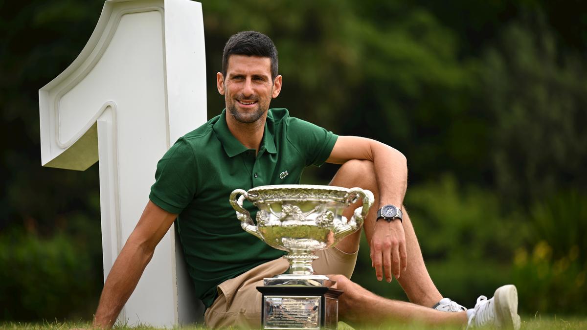 Novak Djokovic posa con su trofeo de campeón un día después de ganar el Abierto de Australia 2023