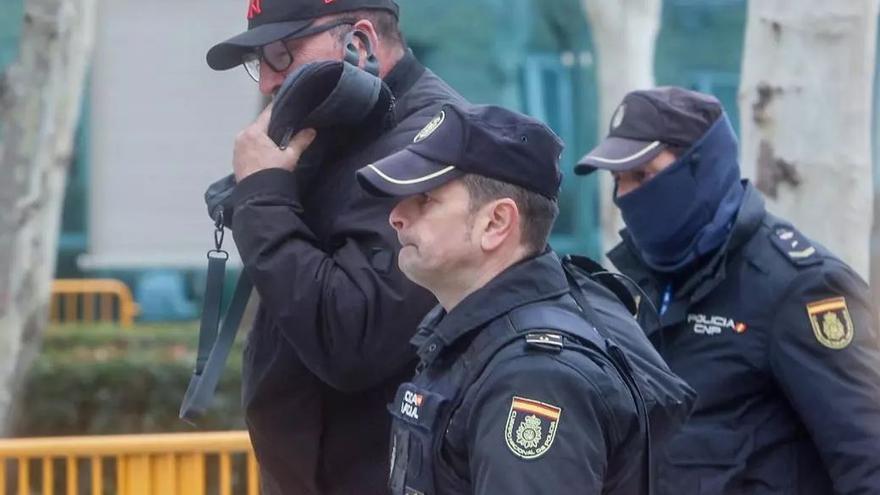 Armas, dinero y más de veinte móviles: lo que encontró la Guardia Civil en la casa de Koldo en Polop