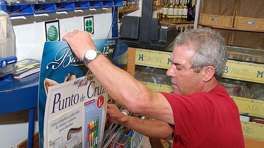 Un hombre mira los distintos fascículos en un local de Zamora.