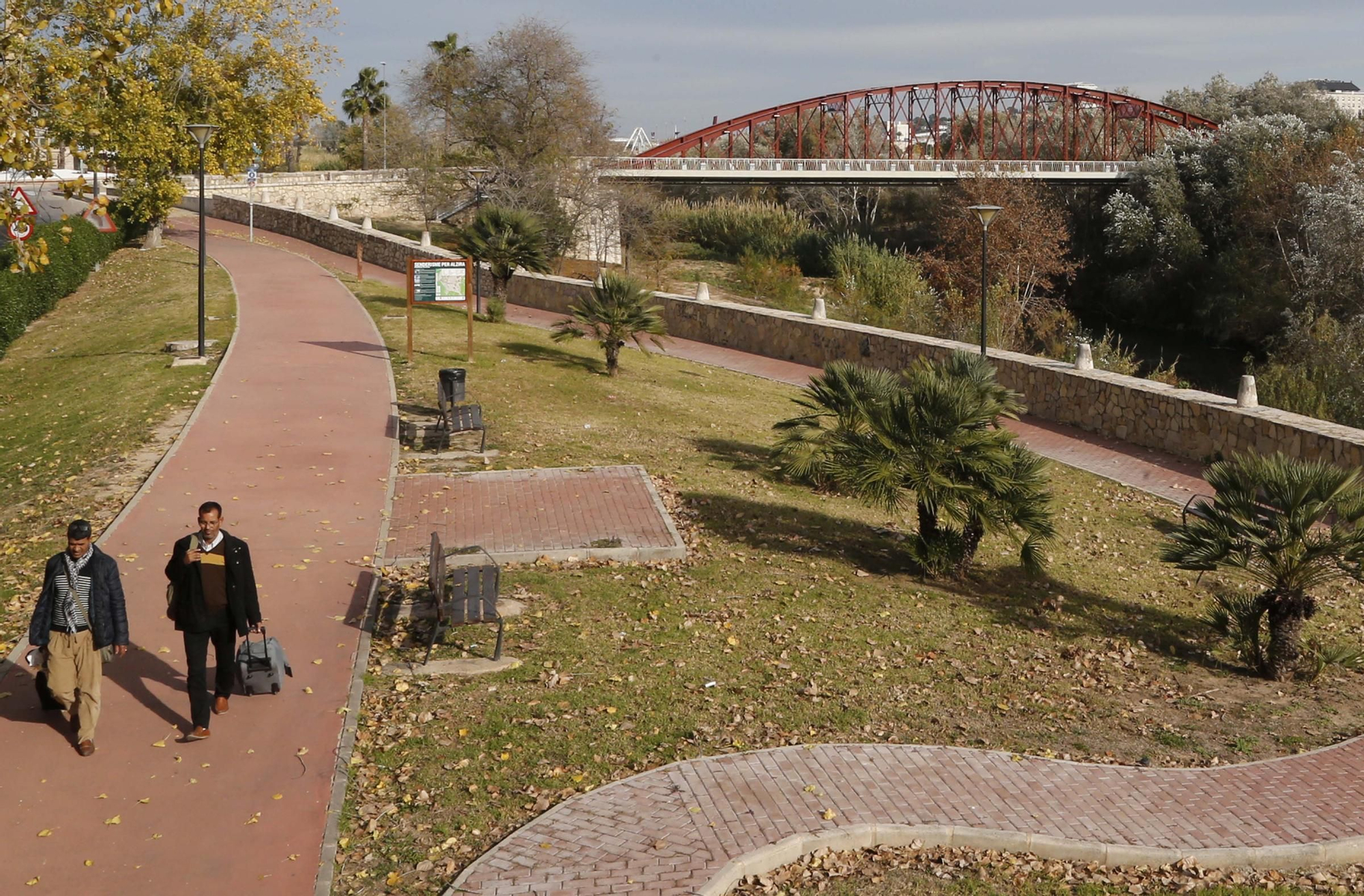 Paso fluvial con el Pont de Ferro al fondo.jpg