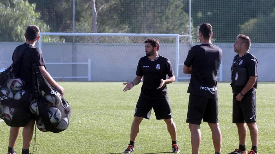 Víctor Fernández conversa con el grupo de técnicos que conforman su equipo.