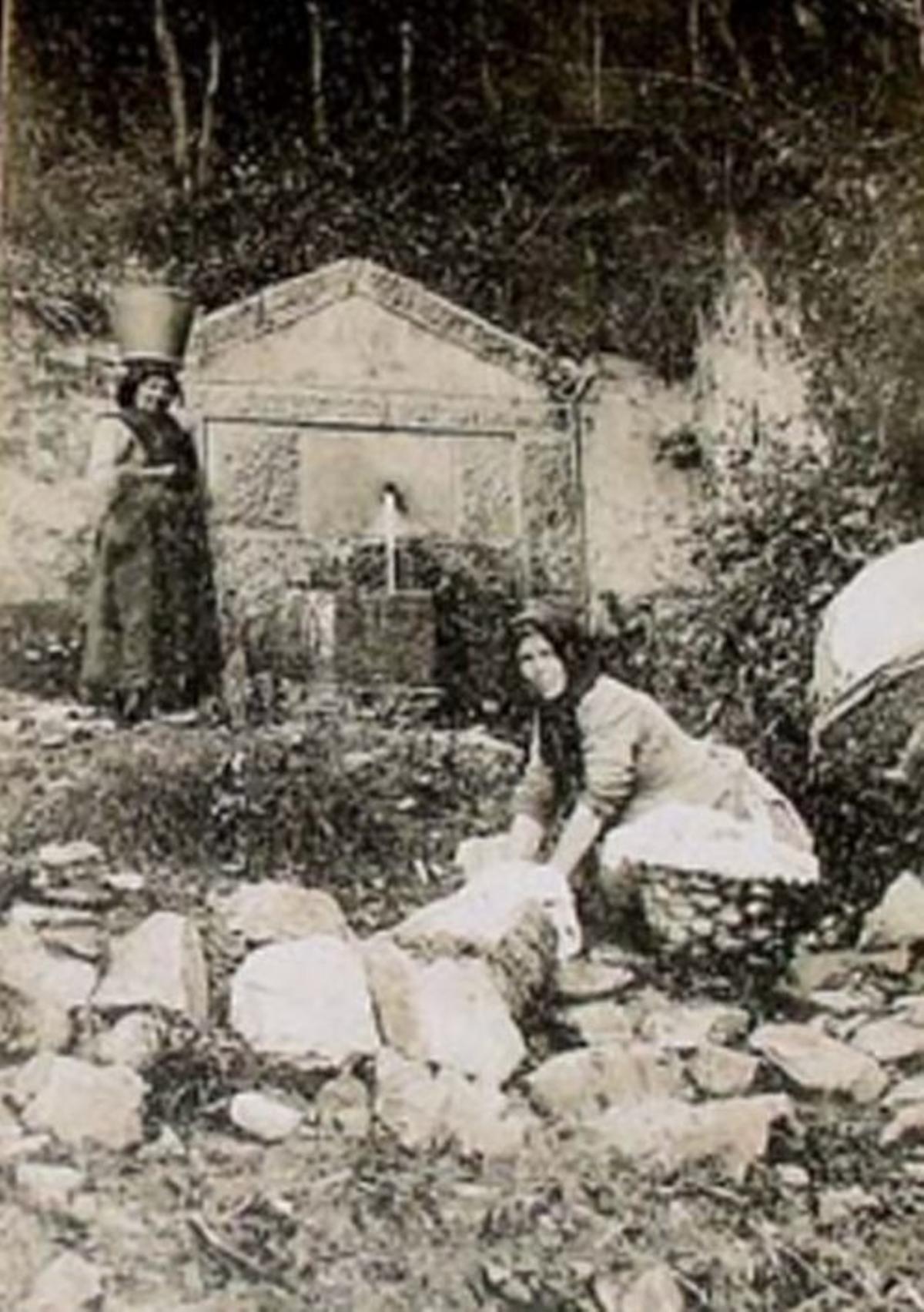 Artistas de la Colonia, fotografiados en el chalé del marqués de Muros en 1889. Sentados, de izquierda a derecha, Plasencia, Adolfo Marín (en el suelo), García Sampedro y Lhardy. De pie, a la izquierda, Félix Granda, y a la derecha de atrás adelante Pla, Antonio Cordero y Heredia.
