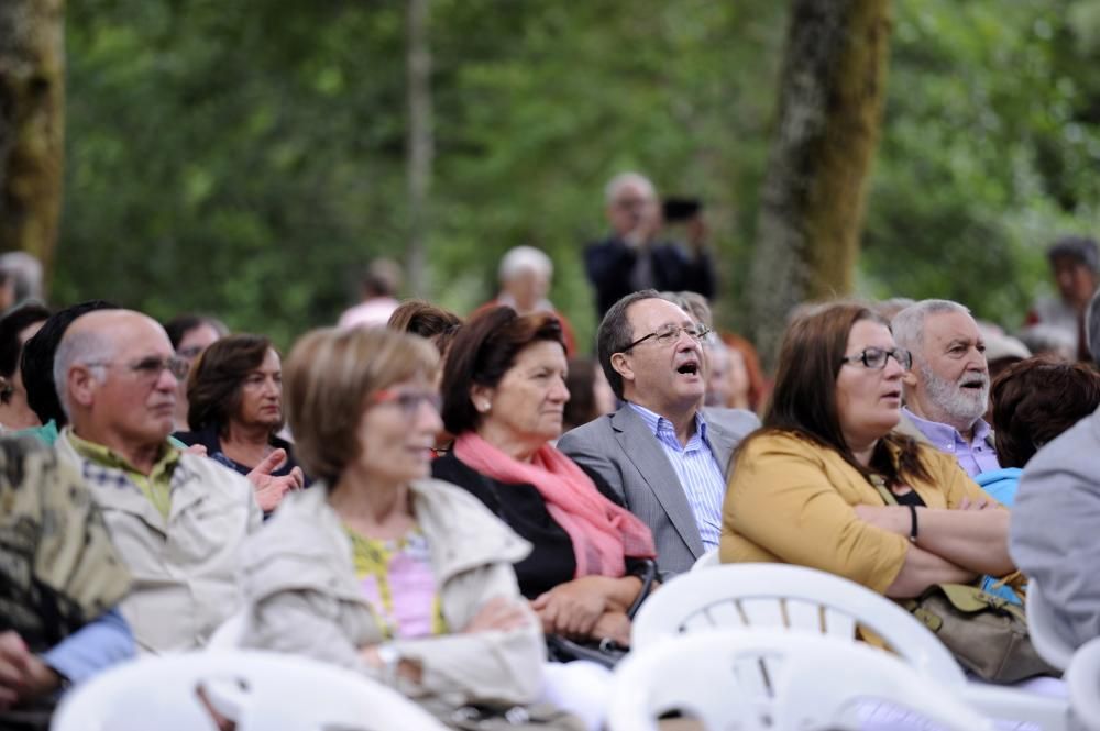 La Fundación Xosé Neiras Vilas celebra hoy su Xuntanza de Confraternidade con motivo del XXV aniversario de su creación. Hasta las Ínsuas de Gres (Vila de Cruces) se acercaron diferentes artistas.