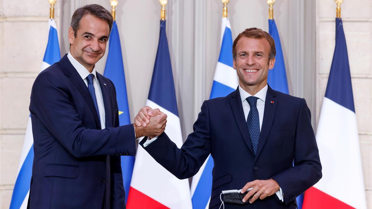 El presidente de Francia y el primer ministro griego, Kyriakos Mitsotakis.