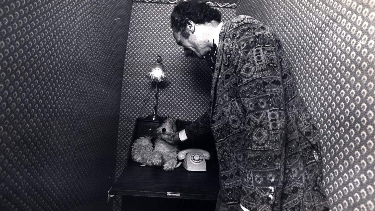 El restaurador Ramon Cabau, con el perro Suflé.