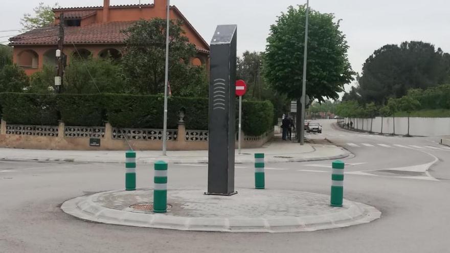 La estructura está en una rotonda frente a un colegio.