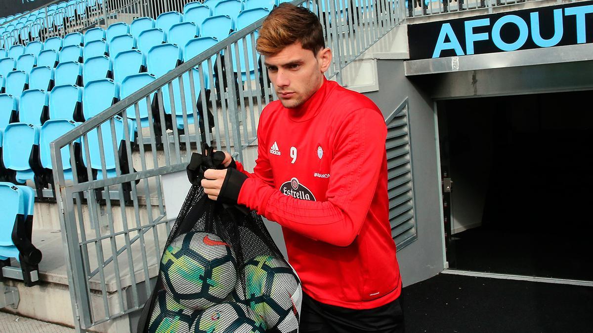 Lucas Boyé, ex del Celta de Vigo, lleva una bolsa de balones durante un entrenamiento en Balaídos