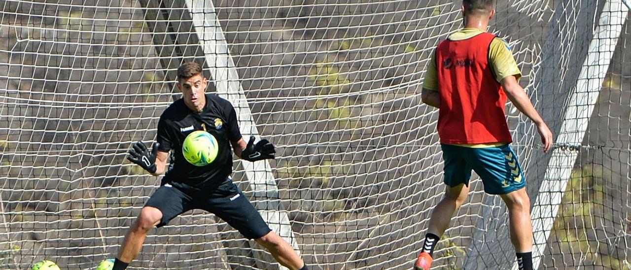 Raúl Fernández detiene un balón en el entreno de ayer. | |