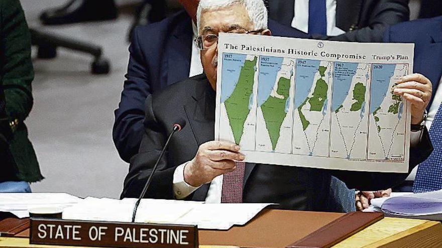 Abás con un mapa de Palestina en 1917, 1937, 1947, 1967 y 2020. // Efe