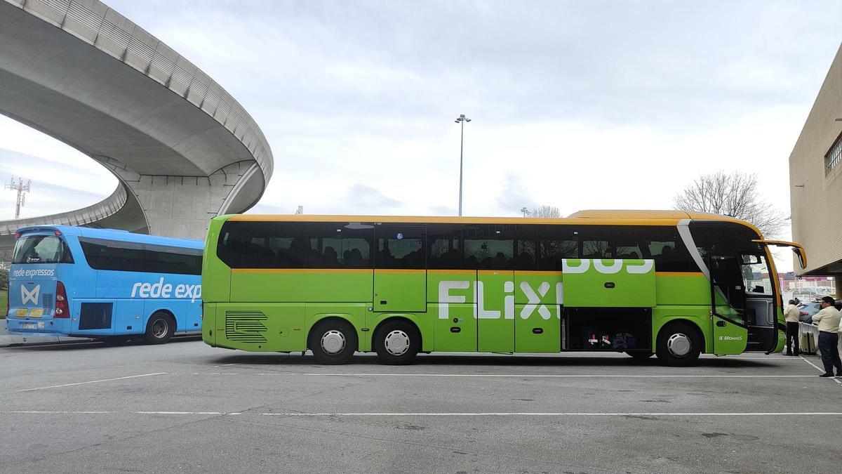 Autobús de Flixbus en la ruta entre Vigo y Oporto en el aeropuerto de Sá Carneiro