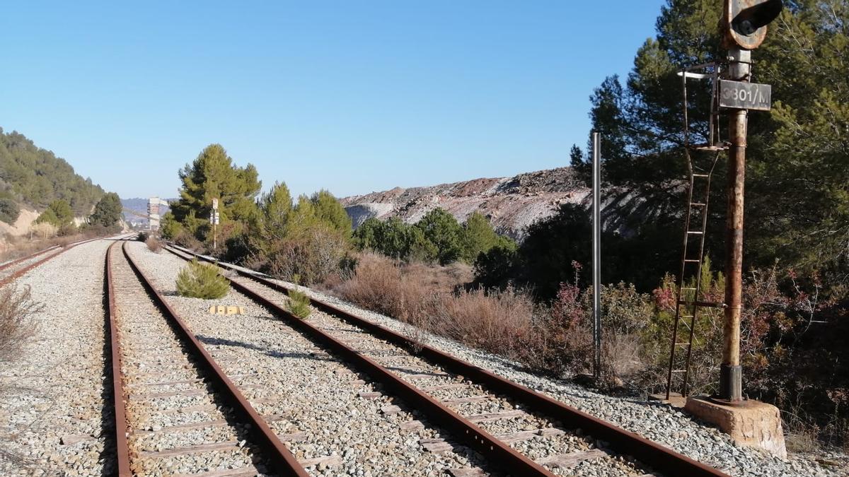 La via arrenca amb una panoràmica industrial a Sallent a tocar del runam de la Botjosa