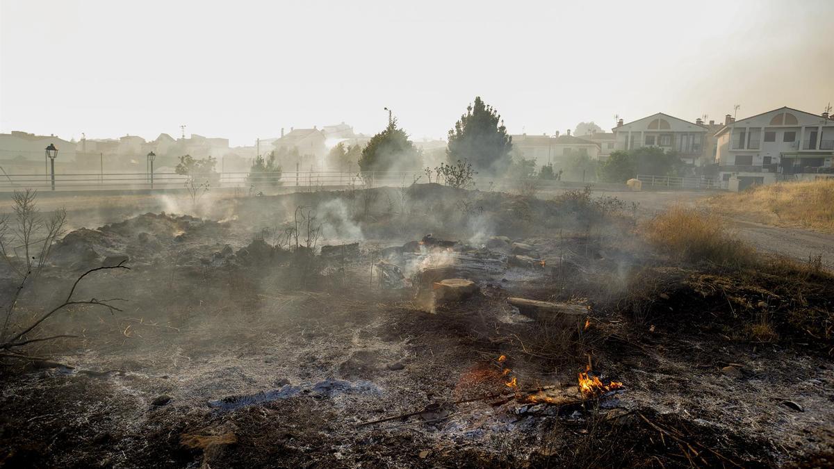 El fuego, a las puertas de la localidad castellonense de Caudiel