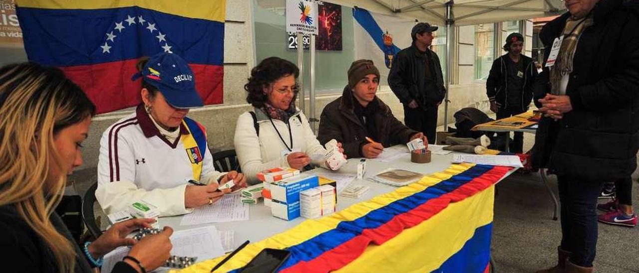 Representantes del colectivo venezolano en un acto en la Plaza de Galicia, en Vilagarcía de Arousa. // Iñaki Abella