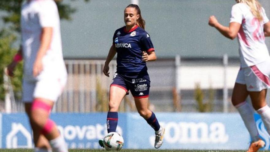 Vera conduce la pelota en el Fernando Torres. | Dépor Abanca