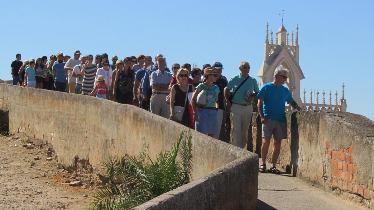 Turistas visitando la Alcazaba de Badajoz.