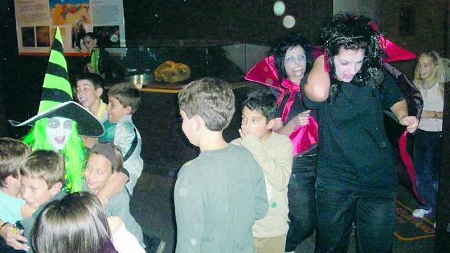 Los niños, disfrutando de la noche de Halloween en el MUJA.