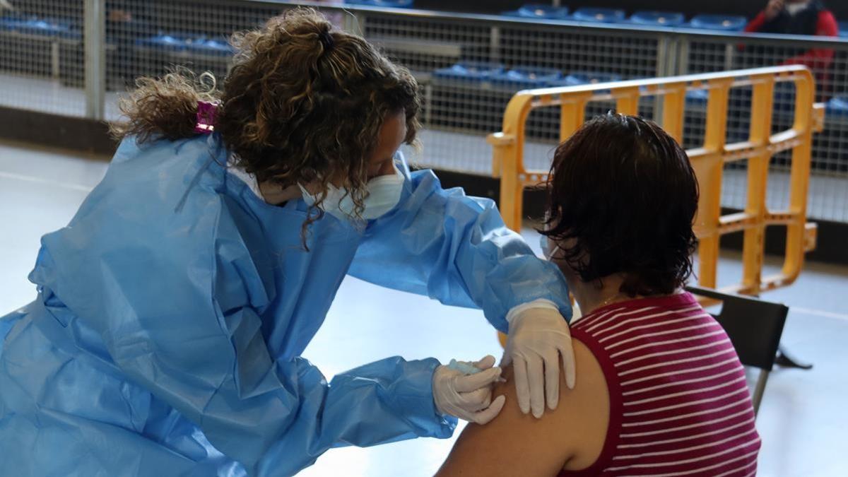 Una enfermera vacunando a una vecina de la Seu d'Urgell.