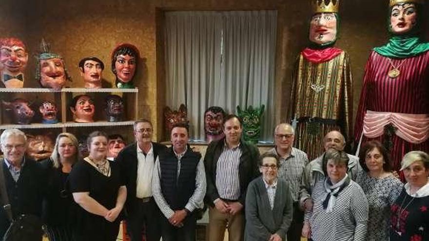 Presentación, ayer por la tarde, de las fiestas en Amandi; detrás, los xigantes y cabezudos.