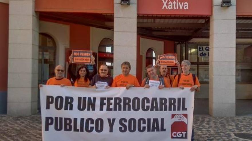La CGT protesta contra la posible desaparición del tren Alcoy-Xàtiva