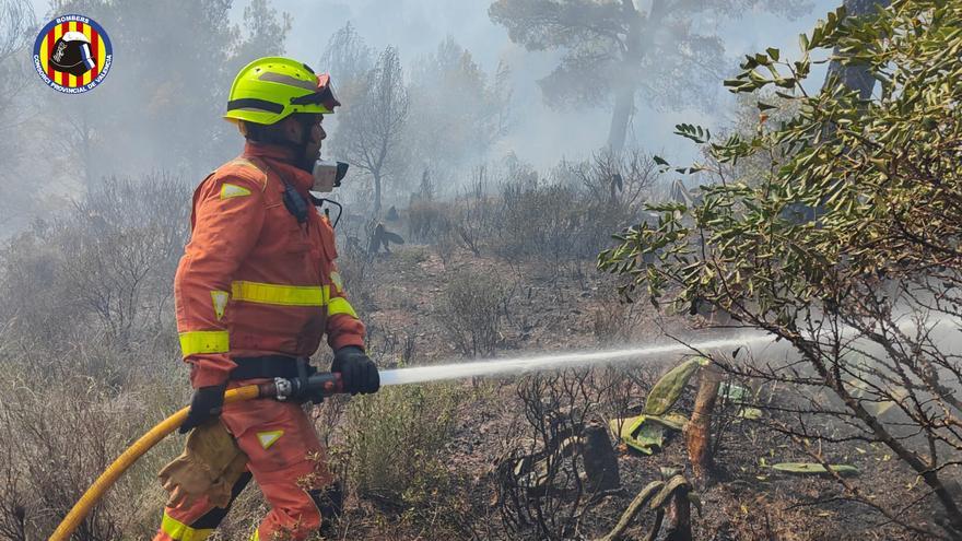 Un incendio amenaza la serra Calderona